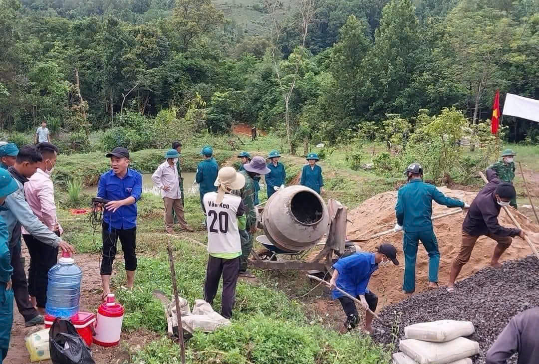 Quân và dân cùng làm đường giao thông