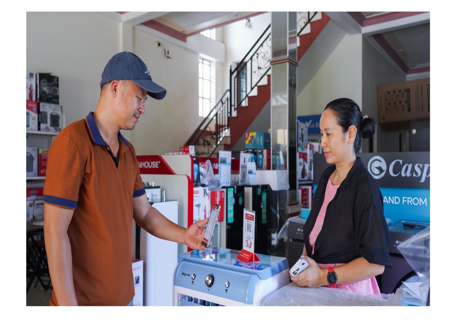 Người dân thôn Tân An, xã Vĩnh Giang, thanh toán điện tử qua mã QR khi mua bán hàng hóa