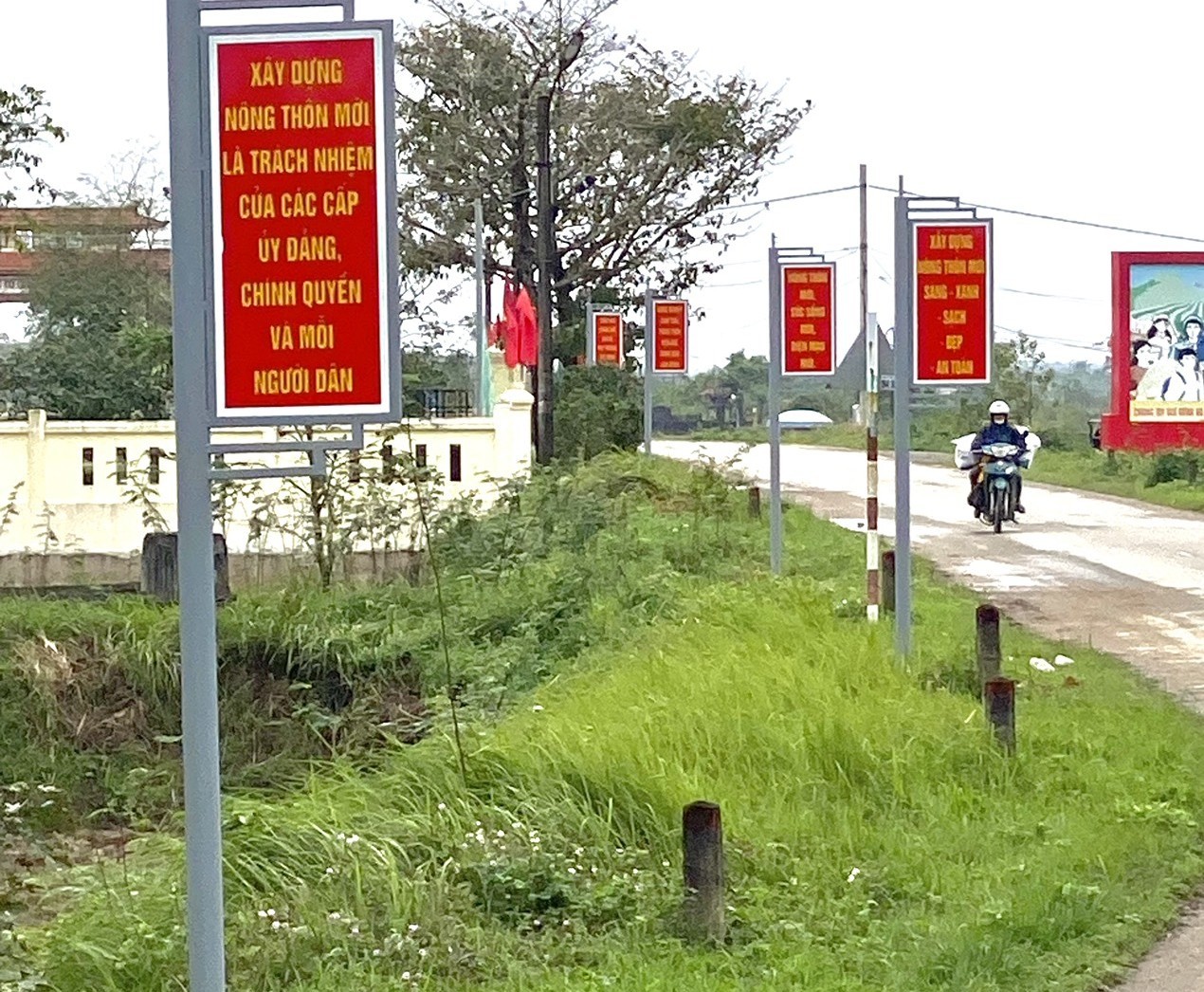 Hệ thống pano tuyên truyền xây dựng nông thôn mới tại thôn Bích La Đông, xã Triệu Phong